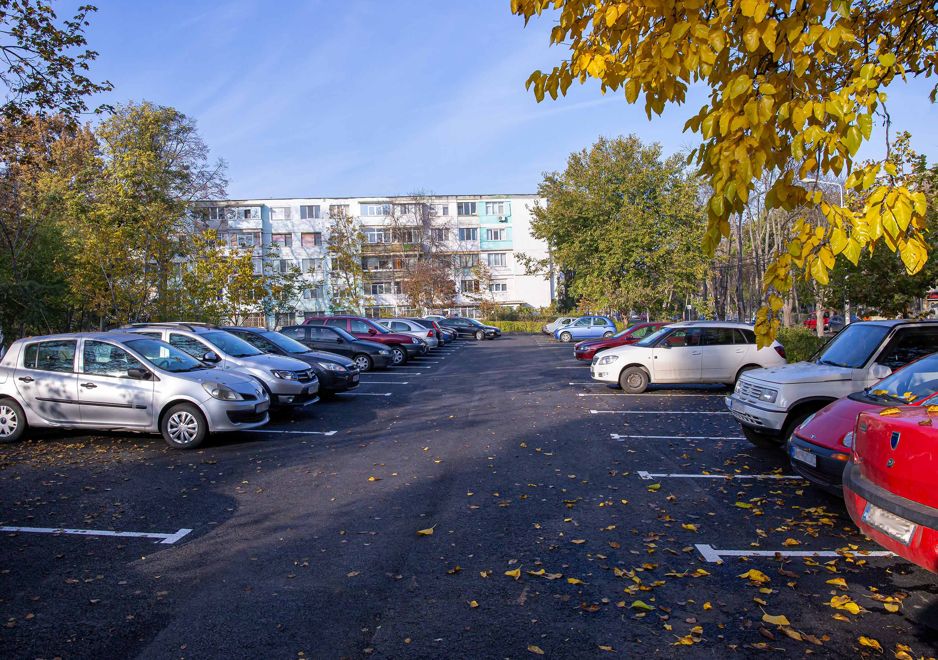 Se atribuie locuri de parcare libere